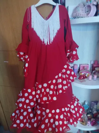 Traje de flamenca rojo con lunares blancos
