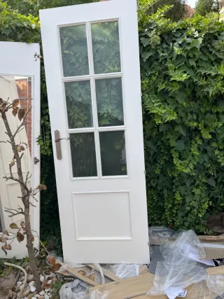 Puerta blanca con cristal