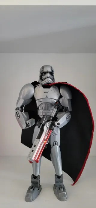 Capitana Phasma Star Wars Lego Guardada en vitrina