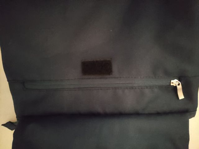 Mochila azul con tiras rojas.