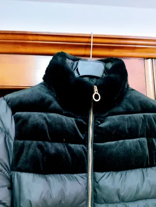 Chaquetón acolchado terciopelo y pelo negro