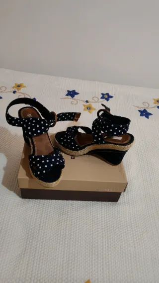 Sandalias cuña lunares esparto