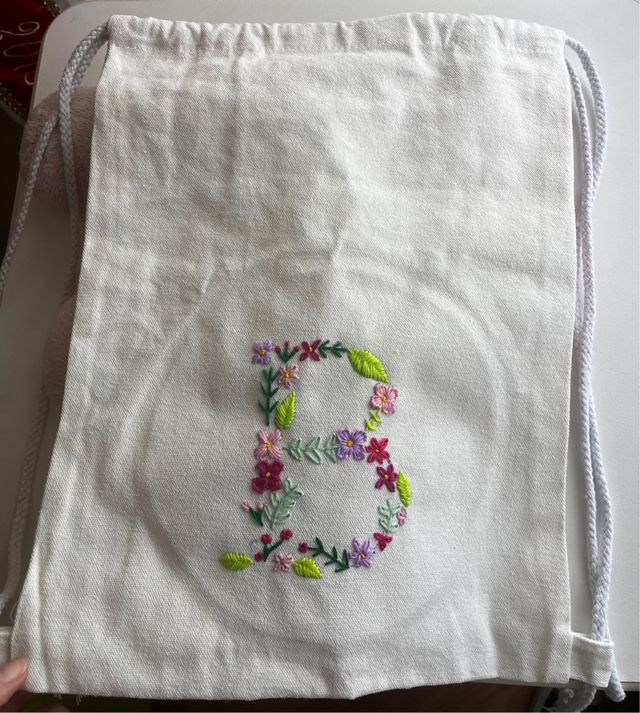 Mochila de tela bordada a mano