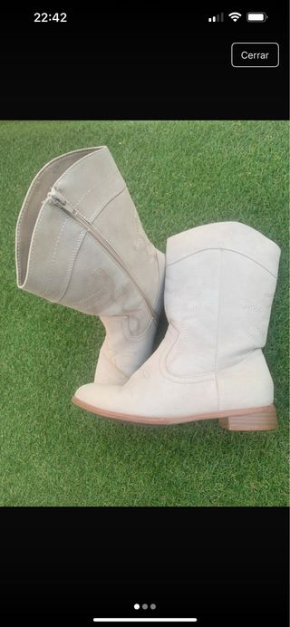 Botines beige estilo cowboy