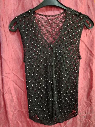 Top calado negro con perlas