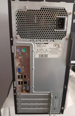 Packard Bell PC con Monitor y Teclado