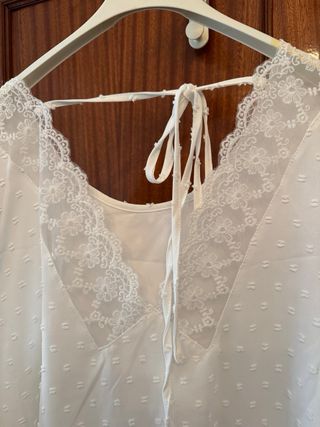 Blusa blanca con plumeti y encaje