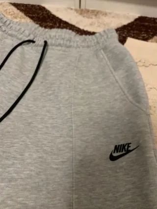 Pantalón Nike Tech Gris