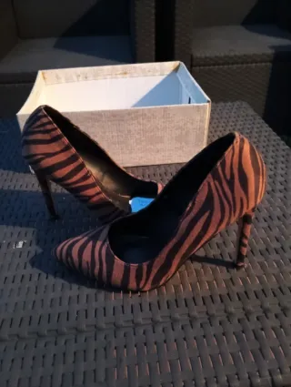 Zapatos de tacón estampado cebra talla 37