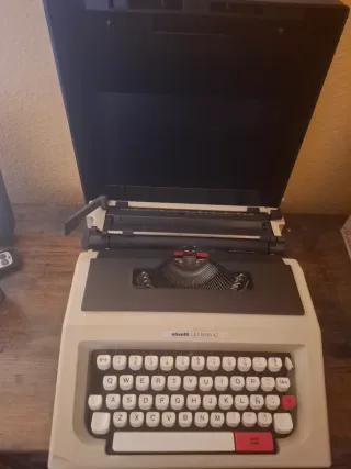 Máquina de escribir Olivetti Lettera 42