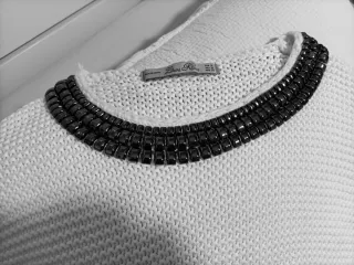 Jersey blanco con efecto collar