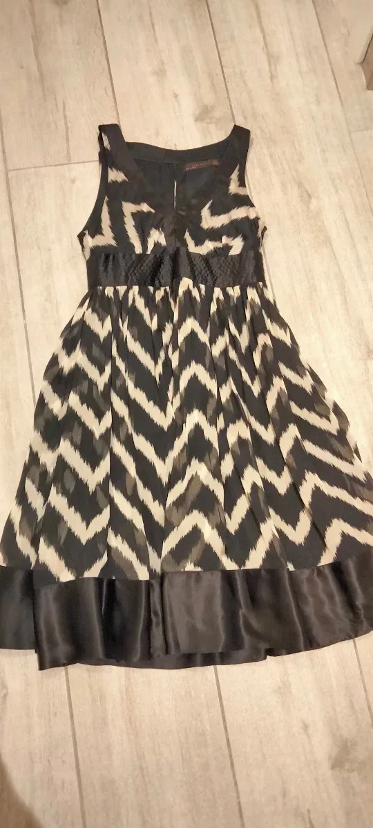 Vestido Zara invitada estampado zig-zag