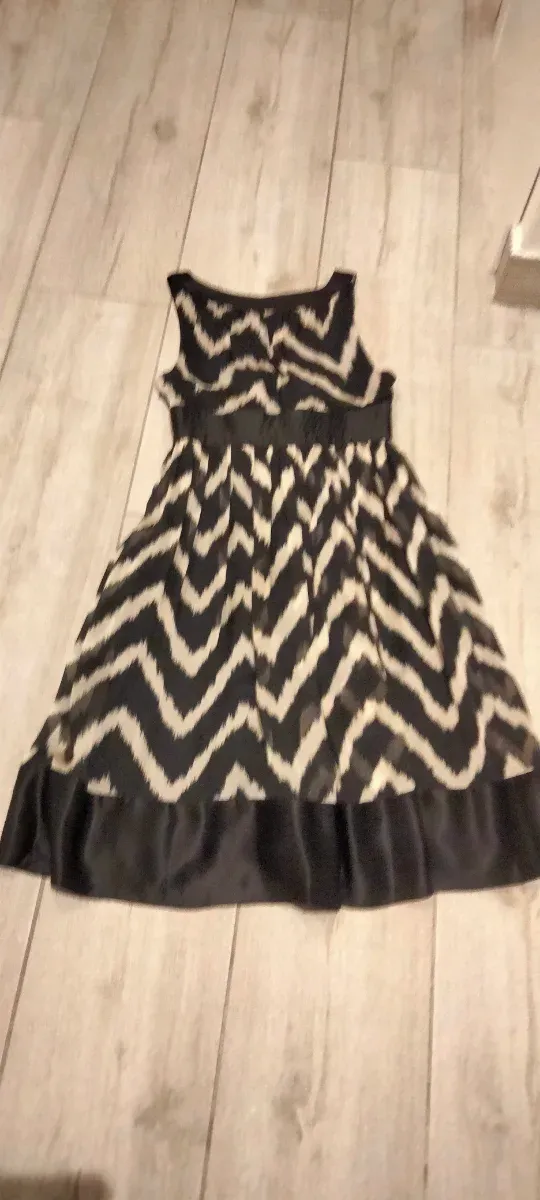 Vestido Zara invitada estampado zig-zag