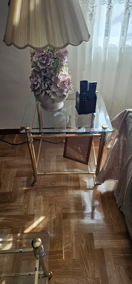 Mesas de cristal y metal doradas