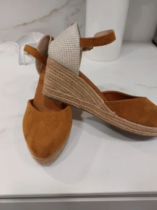 Alpargatas cuña beige y marrón