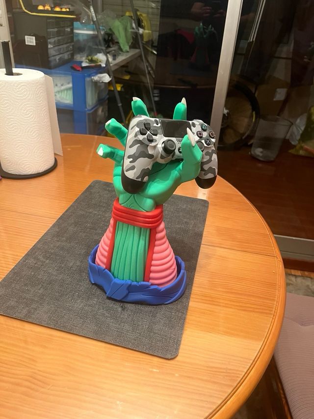 Soporte mando mano monstruo