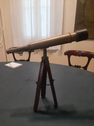 Catalejo antiguo de latón con trípode