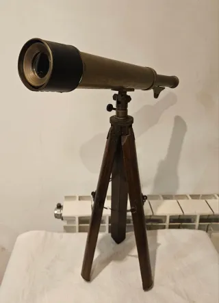 Catalejo antiguo de latón con trípode