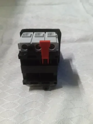 Interruptor 3 polos carril/cuadro con candado