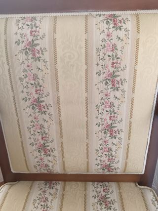 Due poltrone classiche in legno e tessuto