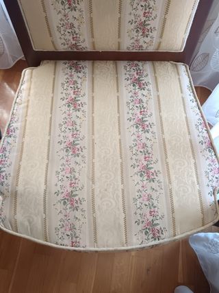 Due poltrone classiche in legno e tessuto