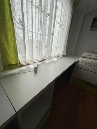 Dormitorio, escritorio, armario y cubos decorativo