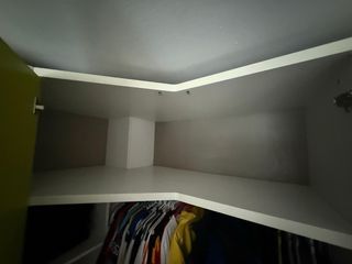 Dormitorio, escritorio, armario y cubos decorativo