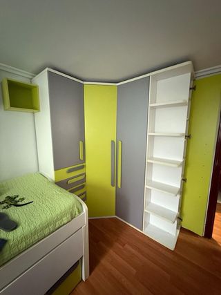 Dormitorio, escritorio, armario y cubos decorativo