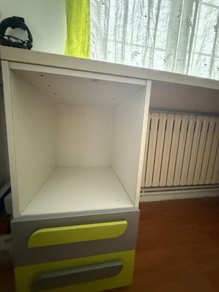 Dormitorio, escritorio, armario y cubos decorativo