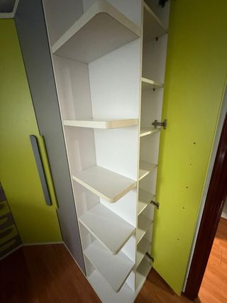 Dormitorio, escritorio, armario y cubos decorativo