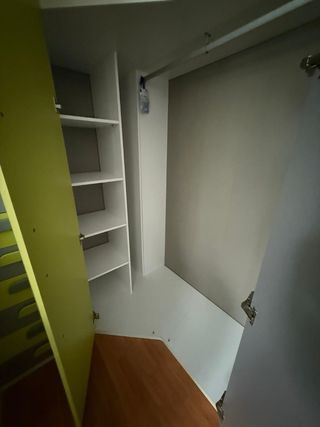 Dormitorio, escritorio, armario y cubos decorativo