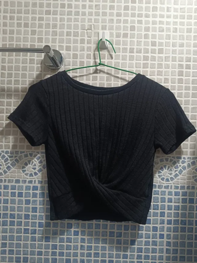 Top negro corto con nudo