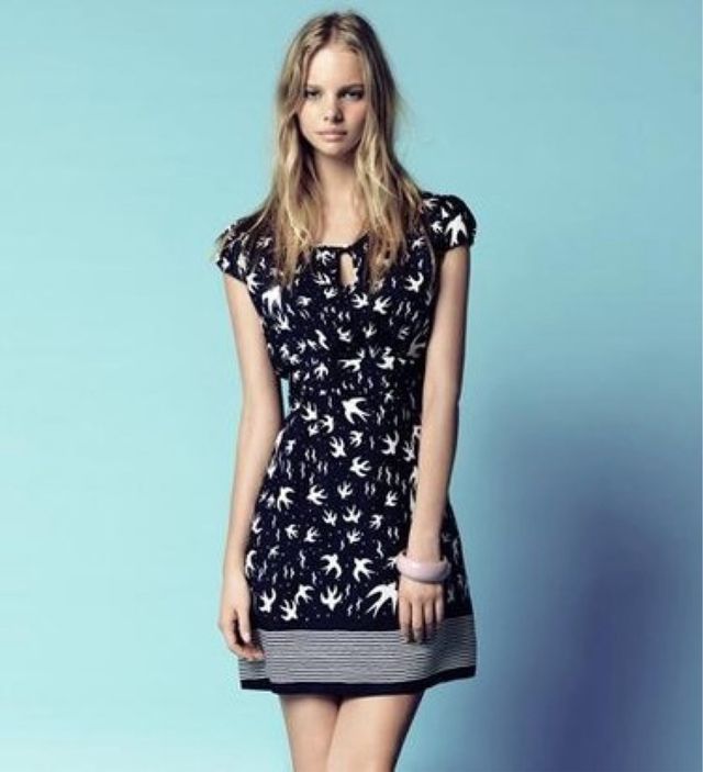 Vestido azul marino con golondrinas