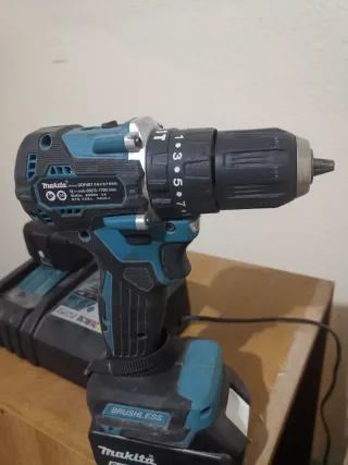 Taladro Percutor Makita con 2 Baterías