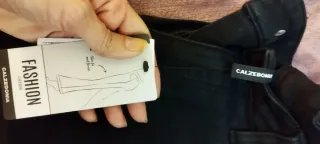 Pantalón vaquero Calzedonia negro campana