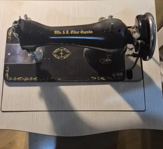 Máquina de coser Alfa vintage madera