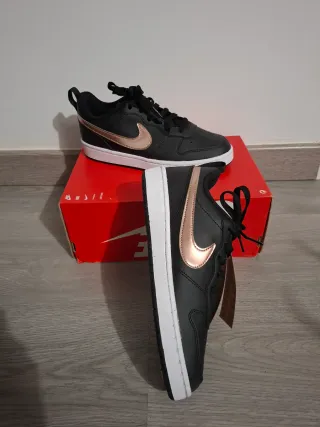 Nike Court Borough Negro y Rosa Dorado