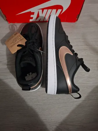 Nike Court Borough Negro y Rosa Dorado