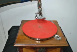 Antigua gramola La Voz de su Amo