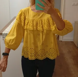 Blusa Tintoretto calada mostaza volantes