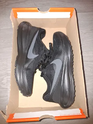 Nike Revolution 8 Negro