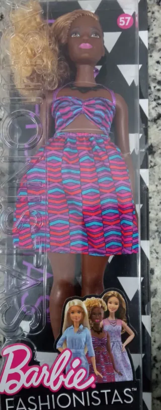 Barbie Fashionista curvy Afroamericana