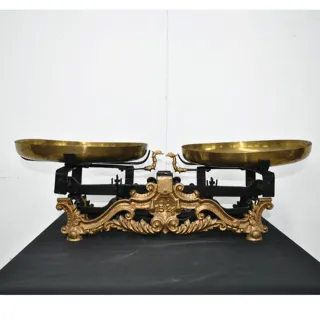 Balanza antigua de latón y hierro forjado