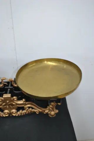 Balanza antigua de latón y hierro forjado