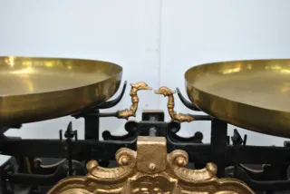 Balanza antigua de latón y hierro forjado