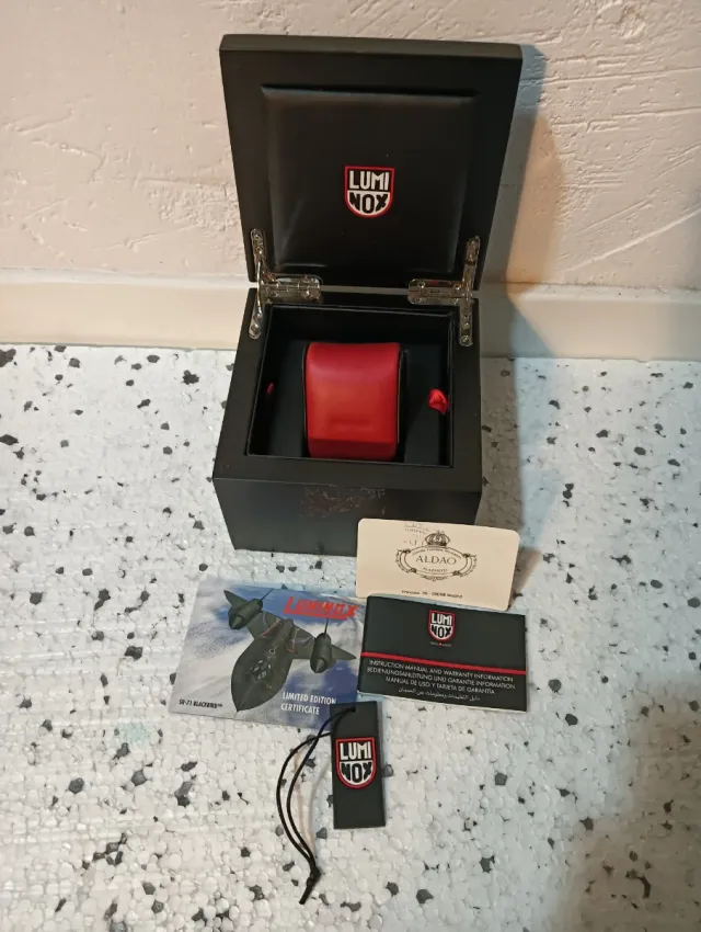 Caja de reloj Luminox Negra y Roja