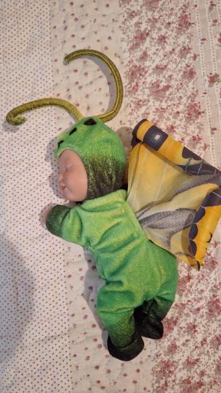 Muñeco bebé oruga mariposa