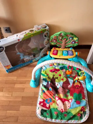 Mesa de juegos y alfombra de juegos con piano