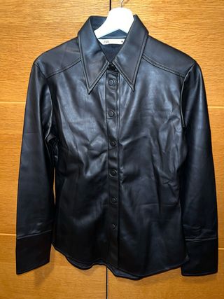Camisa efecto piel Zara 