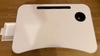 Mesa para portátil con posavasos y cajón